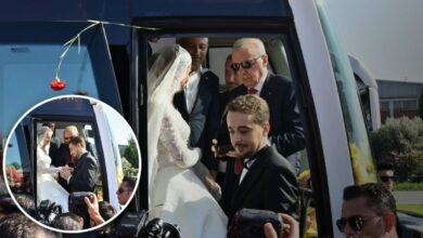 أردوغان يدعو عروسين بملابس الزفاف إلى حافلته في سامسون ويهديهما