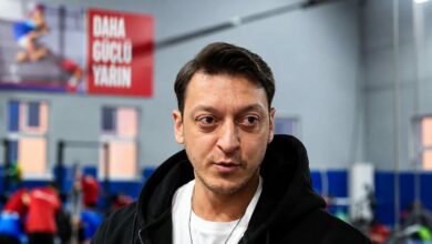 ضيف مفاجئ في مباراة بالدوري التركي.. مسعود أوزيل يتابع مواجهة أومراني سبور وأنطاليا سبور من المدرجات