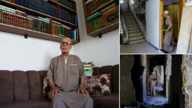 بعد احتراق جزء كبير من منزله.. سوري يستعيد أكثر من ألف كتاب أخفاها خلف جدار في حمص