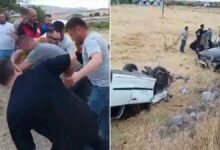 تصادم سيارة بمركبة متوقفة في أكسراي يقلبهما إلى منحدر ويصيب 5 أشخاص