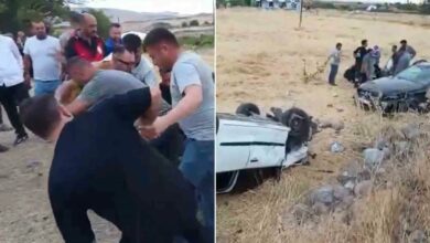 تصادم سيارة بمركبة متوقفة في أكسراي يقلبهما إلى منحدر ويصيب 5 أشخاص