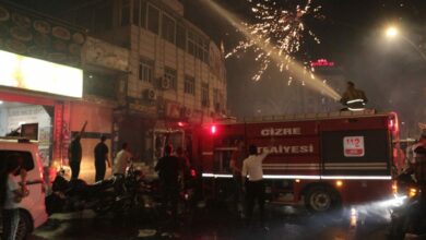 احتفال بفوز كروي في جزرة يشعل 3 محال وسيارة ويصيب رجل إطفاء