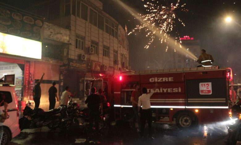 احتفال بفوز كروي في جزرة يشعل 3 محال وسيارة ويصيب رجل إطفاء