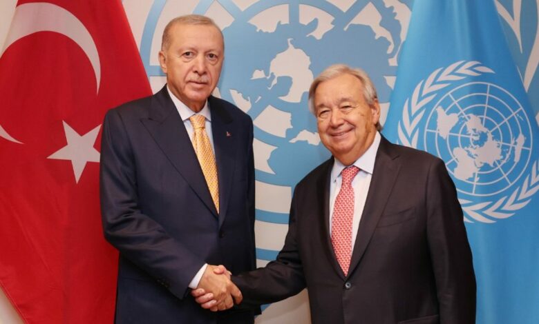 أردوغان يبدأ لقاءاته الثنائية في الأمم المتحدة بتوقيع دفتر الدورة الـ81