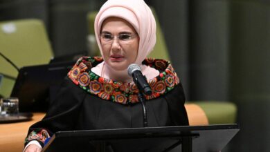أمينة أردوغان: التحول في الطاقة لا يبدأ بإنتاج المزيد.. وتركيا تستهدف 120 ألف ميغاواط من الشمس والرياح