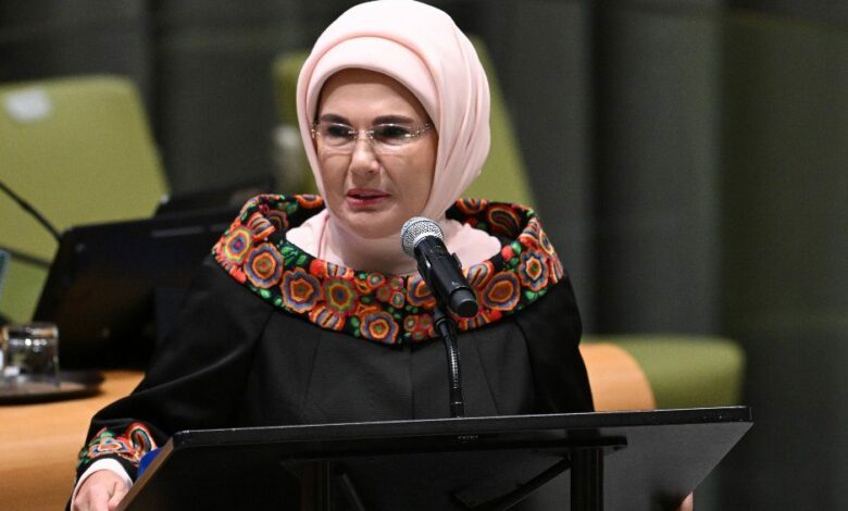 أمينة أردوغان: التحول في الطاقة لا يبدأ بإنتاج المزيد.. وتركيا تستهدف 120 ألف ميغاواط من الشمس والرياح