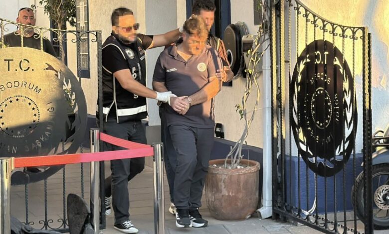 ضبط رئيس ميناء بودروم متلبسًا بتلقي رشوة.. والشرطة تفتش مركبات أمام المقر