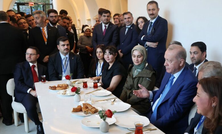 بعد كلمته في قمة المناخ.. أردوغان يغادر مقر الأمم المتحدة سيرًا إلى محل حلويات