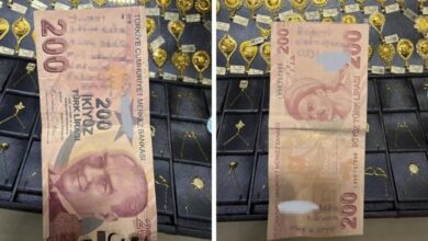 على وجهَي ورقة نقدية.. امرأة تكتب اتهامًا ورقم هاتف شخص حمّلته مسؤولية انهيار بيتها