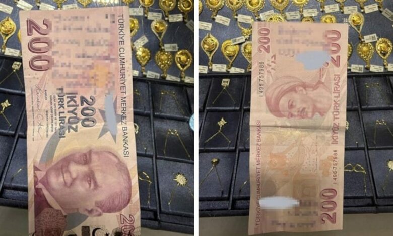على وجهَي ورقة نقدية.. امرأة تكتب اتهامًا ورقم هاتف شخص حمّلته مسؤولية انهيار بيتها