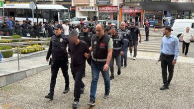 الشرطة التركية توقف 18 مشتبهًا باحتيالهم على بائعي السيارات.. وبين المضبوطات جرس لانتحال صفة كاتب العدل