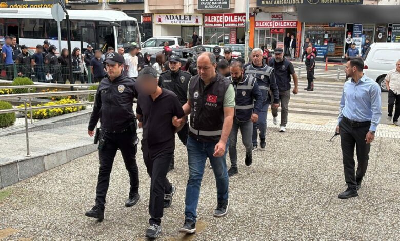الشرطة التركية توقف 18 مشتبهًا باحتيالهم على بائعي السيارات.. وبين المضبوطات جرس لانتحال صفة كاتب العدل