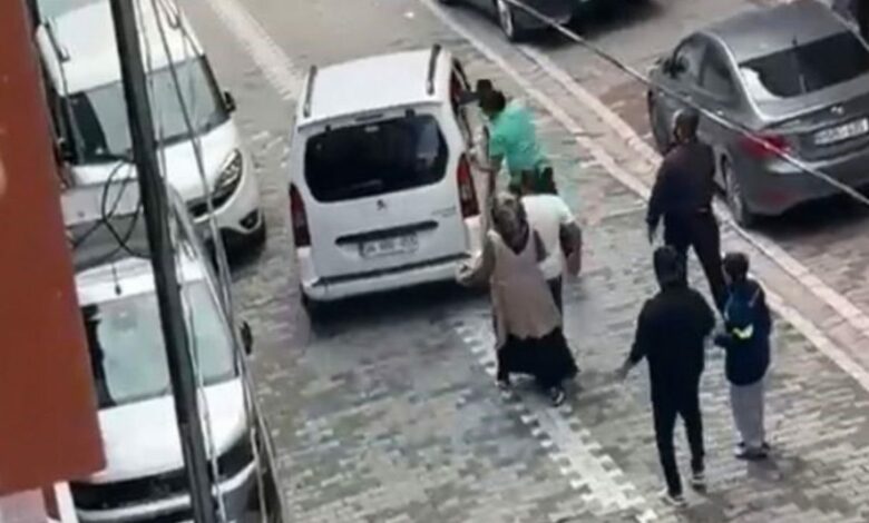 اعتدى على سيارة أمام منزل طليقته.. فواجهه ذووها بالركل واللكم في إسنيورت التركية