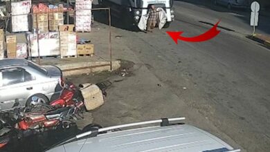 عامل نظافة يفقد حياته تحت شاحنة نفايات في مانيسا التركية.. والكاميرا توثق اللحظة