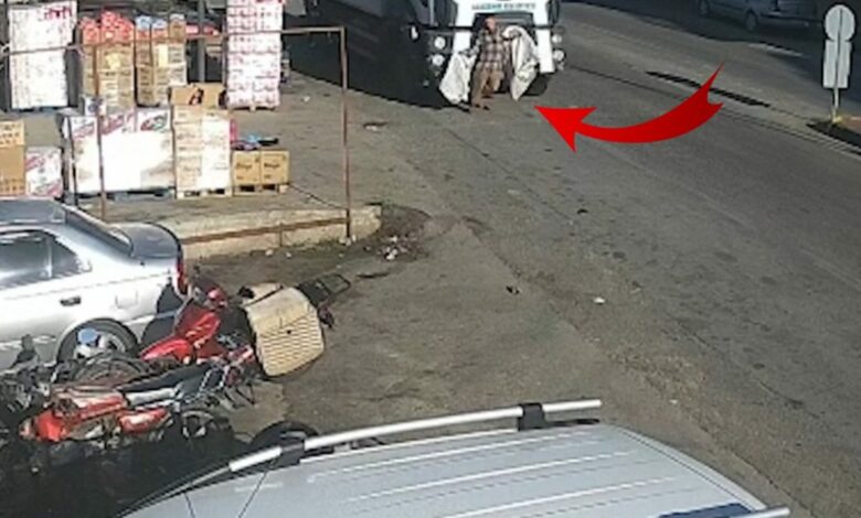 عامل نظافة يفقد حياته تحت شاحنة نفايات في مانيسا التركية.. والكاميرا توثق اللحظة