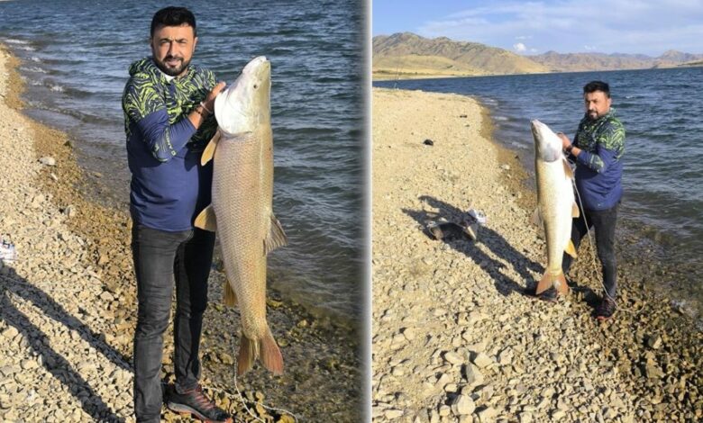 صياد في تركيا يسحب سمكة كراكي تزن 30 كيلوغرامًا من بحيرة سد كيبان بعد مقاومة شاقة
