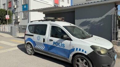 مسدس مرخّص في حقيبة تلميذ بمدرسة تركية في مرسين.. والده يقول: نسيته هناك