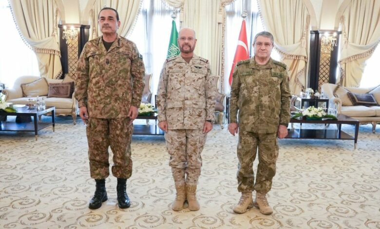اتفاق مكة للدفاع المشترك يدخل مسار الهيكلة باجتماع عسكري تركي-باكستاني-سعودي في الرياض