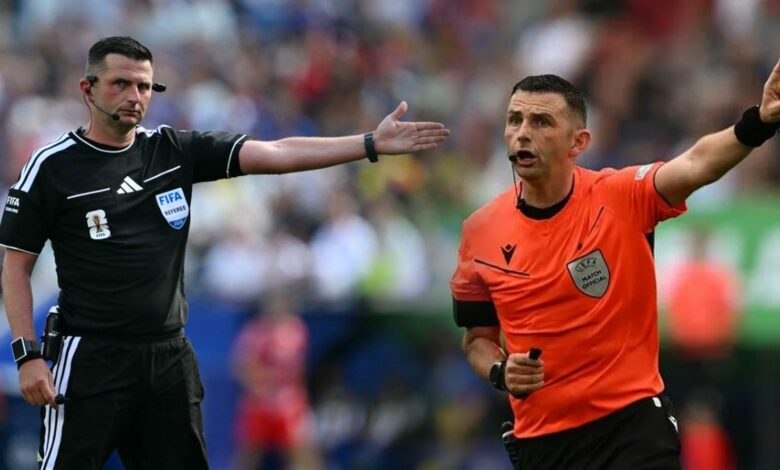 مايكل أوليفر يدير مواجهة تركيا وإيطاليا.. ماذا تكشف مبارياته الأربع السابقة مع المنتخب التركي؟