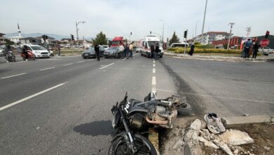 تصادم دراجة نارية وسيارة في دوزجه التركية يوقع 3 إصابات.. وسائق السيارة يسأل: لماذا تنقلونني؟