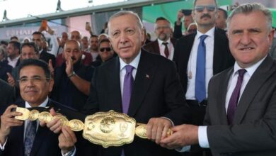 أردوغان يتابع نهائي المصارعة الزيتية التركية ويلتقي طفلًا تنزانيًا تبنّاه سفير سابق