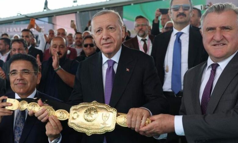 أردوغان يتابع نهائي المصارعة الزيتية التركية ويلتقي طفلًا تنزانيًا تبنّاه سفير سابق