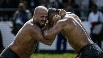 بعد 57 عامًا من الغياب.. أورهان أوكولو يتوج بكأس الرئاسة للمصارعة الزيتية في تركيا