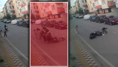 تراجع إلى الطريق أثناء اللعب.. دراجة نارية تصدم طفلًا في بورصة التركية والكاميرا توثق الحادث