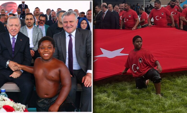 مصارع تنزاني عمره 11 عامًا يجيب أردوغان خلال بطولة تركية: «إذا أردتم أنتم أستطيع التغلب عليه»
