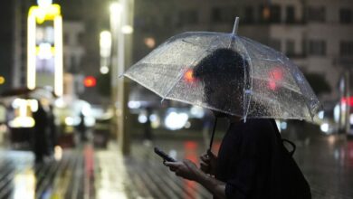 أمطار غزيرة تربك إسطنبول التركية.. المياه تغمر منازل وأماكن عمل وتعطل طريق D-100