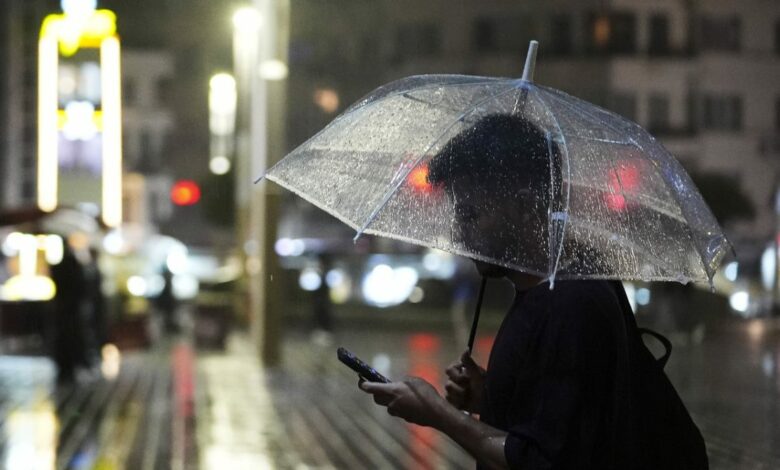 أمطار غزيرة تربك إسطنبول التركية.. المياه تغمر منازل وأماكن عمل وتعطل طريق D-100