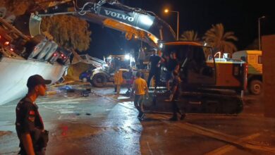 شاحنة تنقلب فوق موقف في أنطاليا التركية وتودي بحياة امرأتين.. ومعطيات عن تجاوزها الإشارة الحمراء