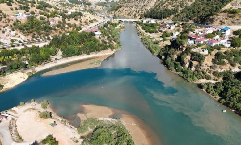 نهران يلتقيان بلونين مختلفين في تونجلي التركية.. ما السبب؟