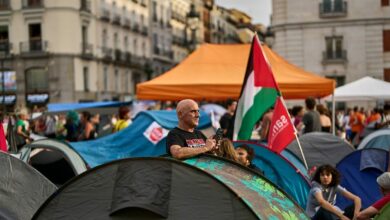 إخلاء مسنّة من منزلها على نقالة يحوّل قضية السكن في مدريد إلى احتجاج مفتوح