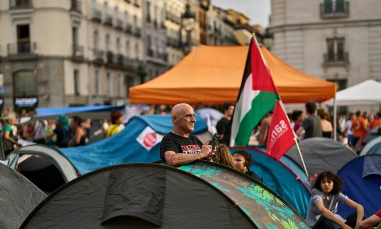 إخلاء مسنّة من منزلها على نقالة يحوّل قضية السكن في مدريد إلى احتجاج مفتوح