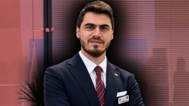 عضو إدارة «أوزاتا دينيزجيليك» يعود من الجبل الأسود ويسلّم نفسه في تحقيق الصناديق