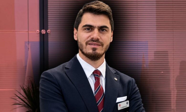 عضو إدارة «أوزاتا دينيزجيليك» يعود من الجبل الأسود ويسلّم نفسه في تحقيق الصناديق