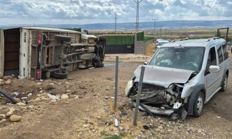 تصادم مركبة تجارية خفيفة وشاحنة صغيرة في غازي عنتاب التركية يُصيب 14 شخصًا