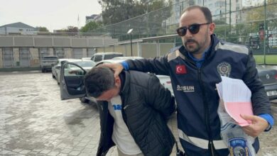 دخل منزلًا من نافذة المطبخ وانتزع محفظة تحت تهديد السكين.. الشرطة التركية توقفه في سامسون