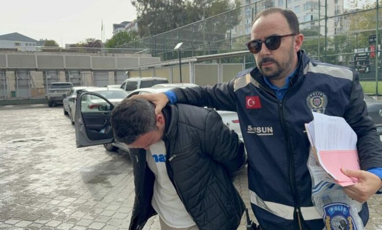 دخل منزلًا من نافذة المطبخ وانتزع محفظة تحت تهديد السكين.. الشرطة التركية توقفه في سامسون