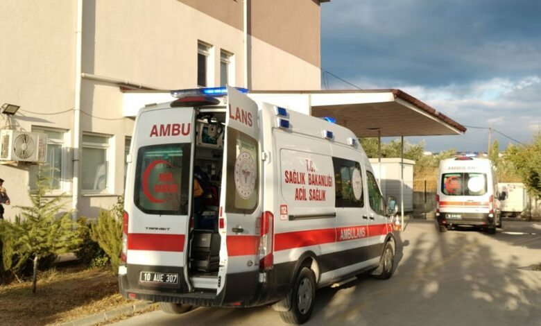 إصابة 13 شخصًا في اصطدام حافلة عمال بكومة تراب في باليكسير التركية.. ونقلهم إلى مستشفى ثانٍ