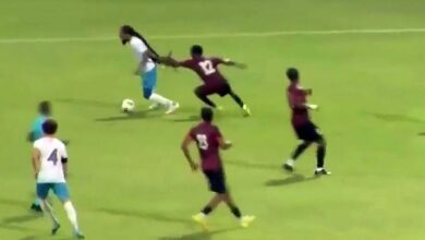 شعر لاعب يصل إلى قدميه يكلّف لاعبين بطاقتين حمراوين أمام أنتيغوا وبربودا