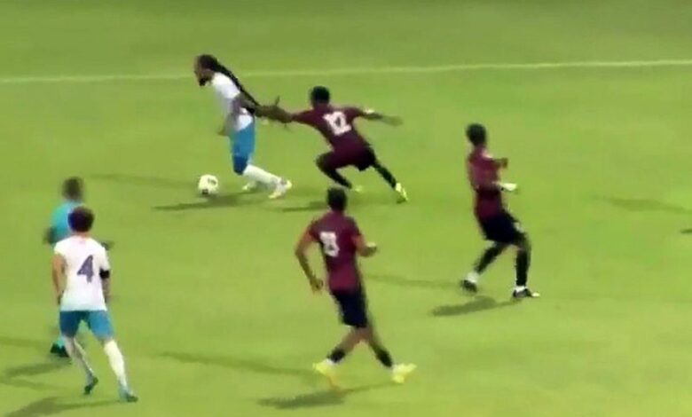 شعر لاعب يصل إلى قدميه يكلّف لاعبين بطاقتين حمراوين أمام أنتيغوا وبربودا