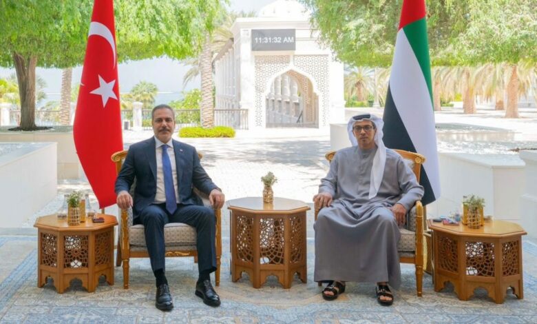 هاكان فيدان يلتقي محمد بن زايد وقيادة الإمارات لبحث ملفات المنطقة