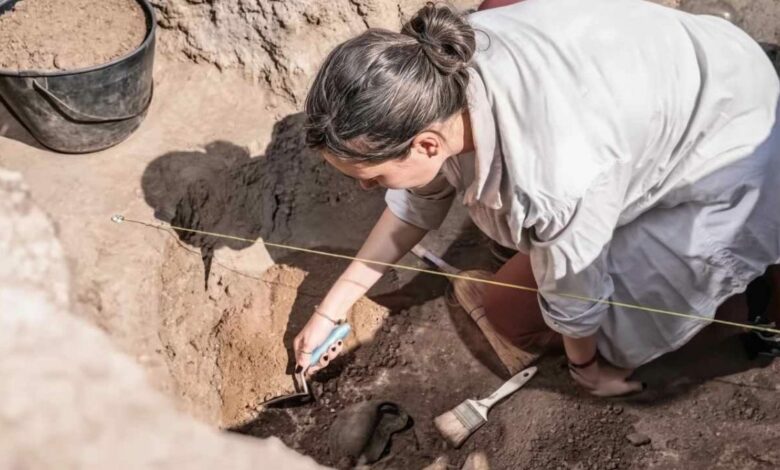 مقبرة رومانية عمرها 1700 عام في واحة الداخلة بلا جثامين.. وداخلها مرثية من ابن لأبيه