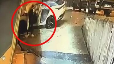 مواطن ينقذ سائقًا عالقًا داخل سيارة اشتعلت بعد اقتحام منشأة في إسطنبول