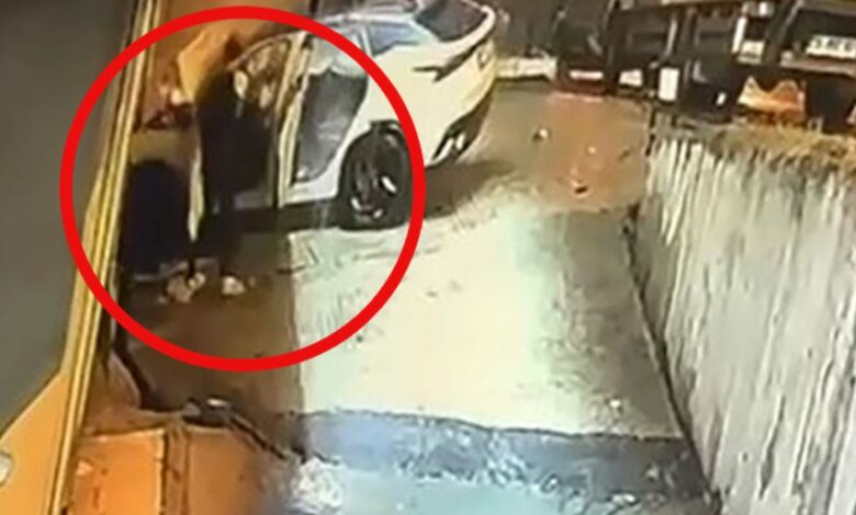 مواطن ينقذ سائقًا عالقًا داخل سيارة اشتعلت بعد اقتحام منشأة في إسطنبول