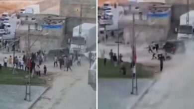 مركبة تقتحم شجارًا جماعيًا في غازي عنتاب.. والحشد يُخرج سائقها من السيارة