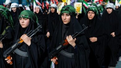 نساء إيرانيات يحملن كلاشنيكوف في تدريبات قتالية.. ومقاطع الدولة تثير جدلًا حول حقيقتها
