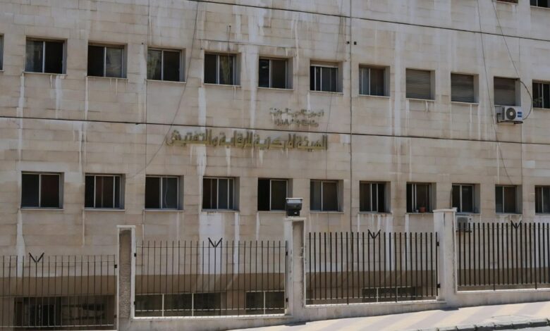 سكرتيرة مجلس مدينة حمص تُنقل بعيدًا عن المراجعين بعد فيديو «مو فاضية»